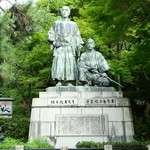 未在 - 瓢箪池の先にあるのが坂本龍馬先生と中岡慎太郎先生の銅像。さらに奥に漫ろ歩きます。