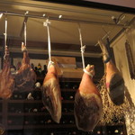 インカント - セラーに吊るされた生ハム