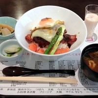 あま屋 - 桜ロコモコ