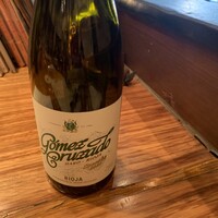 エチョラ - 1杯目の白ワイン。Gomez Cruzado Blancoという名前のワインで、スペインのリオハで作られたビウラ、テンプラニーリョ・ブランコ、ガルナッチャブランカがブレンドされたもの。