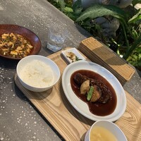 熱香森 - 葡萄と黒酢の特製酢豚ランチ(手前)。サイドメニューのミニ麻婆豆腐（奥）。