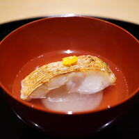 まき村 - ◆白甘鯛のお椀
                    下には大根が敷いてあります。