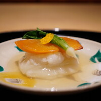 まき村 - ◆自家製のカラスミと大根焼き餅
                      1月を連想させるフォルムはきっと鏡餅。