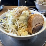 ジャンクガレッジ - ラーメン（濃厚豚骨醤油ラーメン）（全増し（ヤサイ、ニンニク、アブラ））