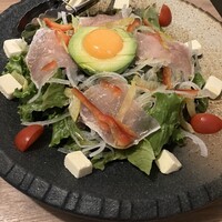 博多海鮮 和たつ美 博多本店 - 生ハムとクリームチーズとアボカドのサラダ