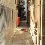 Kiyoshi - この細い路地を通って右手にお店があります。