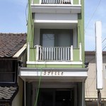 トワフィーユ - 縦長の建物です