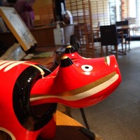 丸新 - 入り口にあかべこがお出迎え。