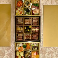 鎌倉山 本店 - 中央が鎌倉山のおせち。 鎌倉山 本店 - 中央が鎌倉山のおせち。