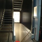 ラール・エ・ラ・マニエール - 道路脇にある、お店の入り口への階段。