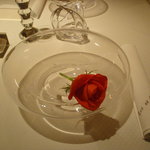 ラール・エ・ラ・マニエール - 不思議な形状のガラスの器とバラの花。