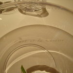 ラール・エ・ラ・マニエール - 不思議な形状のガラスの器に刻まれた店名と、それらの影。