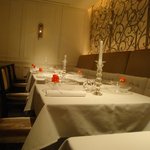 ラール・エ・ラ・マニエール - 各テーブルは薔薇とキャンドルで飾られています。