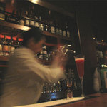 バー オスカー - 一流のスマートさと福岡らしいフレンドリーさを兼ね備えたバーテンダーさんとの会話を楽しむなら、是非カウンター席を予約しましょう♪