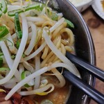 かつ美 - 生姜みそあぶりちゃーしゅーめんの麺拡大