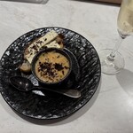 赤白 ブラッスリー - トリュフ、スクランブルエッグ、白カビチーズ、フランスパンとスパークリング