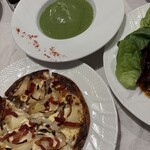 赤白 ブラッスリー - ブロッコリーのポタージュ、チーズベーコンオニオンのクリスピーピザ