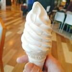 富士山高原いでぼく - 料理写真:★★★★牧場のソフトクリーム460円 ふわふわですぐに溶けてしまうので急いで食べないと危ない！けどめちゃ美味しい！