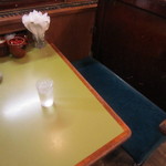 懐かしい客車座席とテーブル