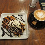 アマメリア エスプレッソ - カプチーノ、ワッフル　チョコソース