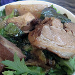 雨読舎 - 美瑛豚の角煮丼900円（季節の野菜サラダ、味噌汁付）