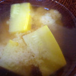 雨読舎 - 美瑛豚の角煮丼900円（季節の野菜サラダ、味噌汁付）