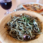 サイゼリヤ - 料理写真:イカの墨入りセピアソース、野菜ときのこのピザ、グラスワイン(赤)