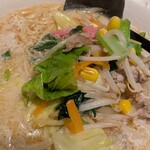 社 - 野菜や豚こま、小海老など具材は色々入ってる