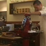 ペレグリーノ - 生ハムスライサーでハムとカット中