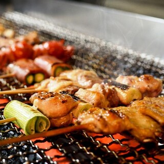 《備長炭串焼き》ジューシーな串焼きが1本150円～！