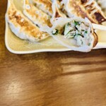 味噌ラーメン はちべえ - ニラとキャベツひき肉！丁度良い