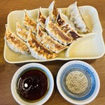 味噌ラーメン はちべえ - 焼き餃子！餃子タレと酢胡椒