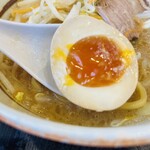 味噌ラーメン はちべえ - 染み染み煮卵サービス
