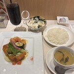 ビストロ　アトリ - 日替わりランチ「サーモンカツレツとエビのフリット」990円