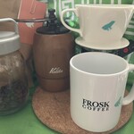 FROSK COFFEE STAND - ショップオリジナルのマグカップとかも販売してる
