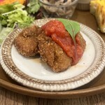 こもれび食堂+ - しっかり味付けされた豚ヒレ肉に塩麹トマトソースが◎