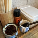 いこい - 卓上には山梨名物のかんずりと天かすのサービス