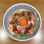 寿製麺 よしかわ - 名古屋コーチンの卵黄をのせた贅沢なチャーシュー丼