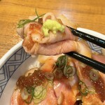 寿製麺 よしかわ - 名古屋コーチンの卵黄をのせた贅沢なチャーシュー丼