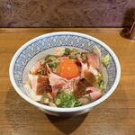 寿製麺 よしかわ - 名古屋コーチンの卵黄をのせた贅沢なチャーシュー丼