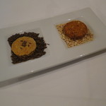 シック プッテートル - 2種類のクッキー：キャラウェイ・シードとチーズ、アーモンドと桜海老1