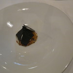 シック プッテートル - フォアグラのムースとホワイト・チョコレート、枇杷、竹炭のチュイル3