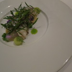 シック プッテートル - 鳥貝とホッキ貝のマリネ、新玉葱のローストと新じゃがのメダイオンと共に2