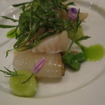 シック プッテートル - 鳥貝とホッキ貝のマリネ、新玉葱のローストと新じゃがのメダイオンと共に1