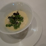 シック プッテートル - 毛蟹のビスクと卵黄のコンフィとホワイト・アスパラの泡ソース、グリンピースとクルトンと共に1