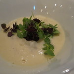 シック プッテートル - 毛蟹のビスクと卵黄のコンフィとホワイト・アスパラの泡ソース、グリンピースとクルトンと共に2