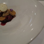 シック プッテートル - レアチーズのムースのチュイル包み、キャラメルのムース、アメリカン・チェリーのコンポートと2