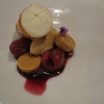 シック プッテートル - レアチーズのムースのチュイル包み、キャラメルのムース、アメリカン・チェリーのコンポートと1