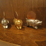 シック プッテートル - 幸運と金運を運ぶラッキー・ピッグたち