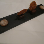 シック プッテートル - プチ・フール：ロミアス(キャラメルとナッツ)、ビアマン・ココ(ココナッツ)
      